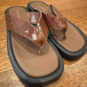 Alohas alligator strap flip flops